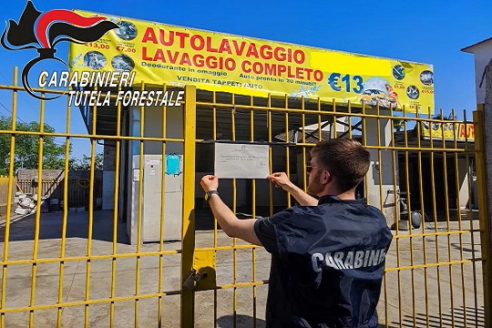 I Carabinieri Forestali sequestrano autolavaggio per violazioni ambientali