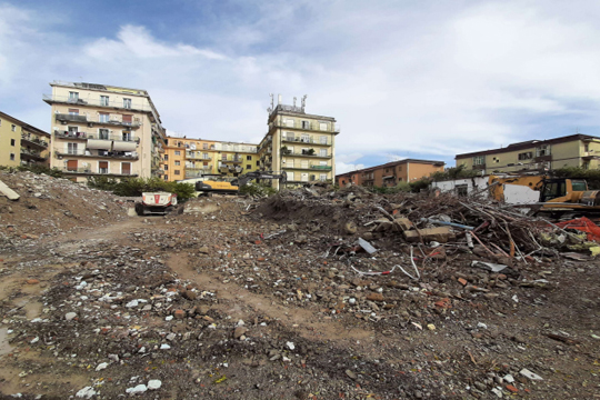 Demolizione Istituto Sacro Cuore a Salerno: riscontrato amianto in cantiere, monitoraggio aria non ha rilevato fibre