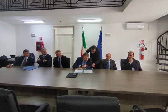 "Terra dei Fuochi": firmato l'Accordo di collaborazione per la rimozione dei rifiuti abbandonati lungo le strade provinciali